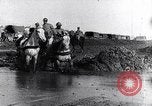Immagine di Francese soldati prima guerra mondiale cross creek Maurepas Yvelines Francia, 1917, secondo 26 filmato di repertorio 65675027557