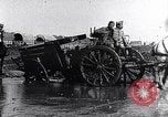 Immagine di Francese soldati prima guerra mondiale cross creek Maurepas Yvelines Francia, 1917, secondo 36 filmato di repertorio 65675027557