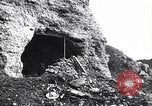 Standbild französischen machine gun emplacement Ersten Weltkrieg Maurepas Yvelines Frankreich, 1917, aus Sekunde 17 historischem Filmmaterial Videoclip 65675027558