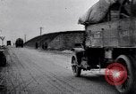 Standbild Transport Französische Artillerie Ersten Weltkrieg Maurepas Yvelines Frankreich, 1917, aus Sekunde 14 historischem Filmmaterial Videoclip 65675027559