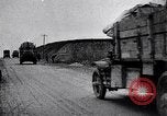 Standbild Transport Französische Artillerie Ersten Weltkrieg Maurepas Yvelines Frankreich, 1917, aus Sekunde 19 historischem Filmmaterial Videoclip 65675027559