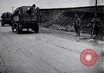 Standbild Transport Französische Artillerie Ersten Weltkrieg Maurepas Yvelines Frankreich, 1917, aus Sekunde 23 historischem Filmmaterial Videoclip 65675027559