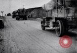 Standbild Transport Französische Artillerie Ersten Weltkrieg Maurepas Yvelines Frankreich, 1917, aus Sekunde 26 historischem Filmmaterial Videoclip 65675027559
