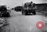 Standbild Transport Französische Artillerie Ersten Weltkrieg Maurepas Yvelines Frankreich, 1917, aus Sekunde 28 historischem Filmmaterial Videoclip 65675027559