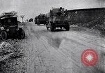 Standbild Transport Französische Artillerie Ersten Weltkrieg Maurepas Yvelines Frankreich, 1917, aus Sekunde 29 historischem Filmmaterial Videoclip 65675027559