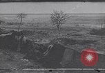 Standbild französische Soldaten gehen in Graben Ersten Weltkrieg Maurepas Yvelines Frankreich, 1917, aus Sekunde 1 historischem Filmmaterial Videoclip 65675027560