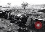 Standbild französische Soldaten gehen in Graben Ersten Weltkrieg Maurepas Yvelines Frankreich, 1917, aus Sekunde 4 historischem Filmmaterial Videoclip 65675027560