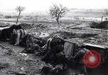 Standbild französische Soldaten gehen in Graben Ersten Weltkrieg Maurepas Yvelines Frankreich, 1917, aus Sekunde 6 historischem Filmmaterial Videoclip 65675027560