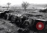 Standbild französische Soldaten gehen in Graben Ersten Weltkrieg Maurepas Yvelines Frankreich, 1917, aus Sekunde 7 historischem Filmmaterial Videoclip 65675027560