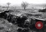 Standbild französische Soldaten gehen in Graben Ersten Weltkrieg Maurepas Yvelines Frankreich, 1917, aus Sekunde 9 historischem Filmmaterial Videoclip 65675027560