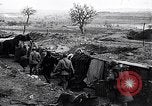 Standbild französische Soldaten gehen in Graben Ersten Weltkrieg Maurepas Yvelines Frankreich, 1917, aus Sekunde 10 historischem Filmmaterial Videoclip 65675027560