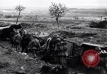Standbild französische Soldaten gehen in Graben Ersten Weltkrieg Maurepas Yvelines Frankreich, 1917, aus Sekunde 11 historischem Filmmaterial Videoclip 65675027560