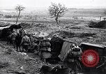 Standbild französische Soldaten gehen in Graben Ersten Weltkrieg Maurepas Yvelines Frankreich, 1917, aus Sekunde 12 historischem Filmmaterial Videoclip 65675027560