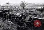 Standbild französische Soldaten gehen in Graben Ersten Weltkrieg Maurepas Yvelines Frankreich, 1917, aus Sekunde 13 historischem Filmmaterial Videoclip 65675027560