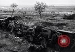 Standbild französische Soldaten gehen in Graben Ersten Weltkrieg Maurepas Yvelines Frankreich, 1917, aus Sekunde 14 historischem Filmmaterial Videoclip 65675027560
