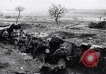 Standbild französische Soldaten gehen in Graben Ersten Weltkrieg Maurepas Yvelines Frankreich, 1917, aus Sekunde 16 historischem Filmmaterial Videoclip 65675027560