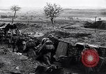 Standbild französische Soldaten gehen in Graben Ersten Weltkrieg Maurepas Yvelines Frankreich, 1917, aus Sekunde 18 historischem Filmmaterial Videoclip 65675027560