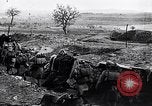 Standbild französische Soldaten gehen in Graben Ersten Weltkrieg Maurepas Yvelines Frankreich, 1917, aus Sekunde 19 historischem Filmmaterial Videoclip 65675027560