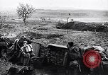 Standbild französische Soldaten gehen in Graben Ersten Weltkrieg Maurepas Yvelines Frankreich, 1917, aus Sekunde 22 historischem Filmmaterial Videoclip 65675027560