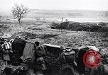 Standbild französische Soldaten gehen in Graben Ersten Weltkrieg Maurepas Yvelines Frankreich, 1917, aus Sekunde 23 historischem Filmmaterial Videoclip 65675027560