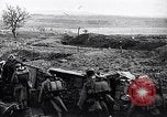 Standbild französische Soldaten gehen in Graben Ersten Weltkrieg Maurepas Yvelines Frankreich, 1917, aus Sekunde 25 historischem Filmmaterial Videoclip 65675027560