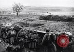 Standbild französische Soldaten gehen in Graben Ersten Weltkrieg Maurepas Yvelines Frankreich, 1917, aus Sekunde 27 historischem Filmmaterial Videoclip 65675027560