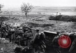 Standbild französische Soldaten gehen in Graben Ersten Weltkrieg Maurepas Yvelines Frankreich, 1917, aus Sekunde 28 historischem Filmmaterial Videoclip 65675027560