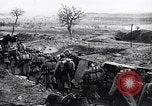 Standbild französische Soldaten gehen in Graben Ersten Weltkrieg Maurepas Yvelines Frankreich, 1917, aus Sekunde 29 historischem Filmmaterial Videoclip 65675027560