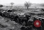 Standbild französische Soldaten gehen in Graben Ersten Weltkrieg Maurepas Yvelines Frankreich, 1917, aus Sekunde 31 historischem Filmmaterial Videoclip 65675027560