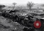 Standbild französische Soldaten gehen in Graben Ersten Weltkrieg Maurepas Yvelines Frankreich, 1917, aus Sekunde 32 historischem Filmmaterial Videoclip 65675027560