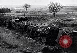 Standbild französische Soldaten gehen in Graben Ersten Weltkrieg Maurepas Yvelines Frankreich, 1917, aus Sekunde 33 historischem Filmmaterial Videoclip 65675027560