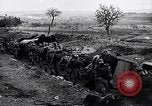 Standbild französische Soldaten gehen in Graben Ersten Weltkrieg Maurepas Yvelines Frankreich, 1917, aus Sekunde 34 historischem Filmmaterial Videoclip 65675027560