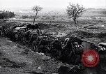 Standbild französische Soldaten gehen in Graben Ersten Weltkrieg Maurepas Yvelines Frankreich, 1917, aus Sekunde 35 historischem Filmmaterial Videoclip 65675027560