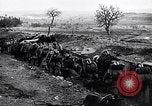 Standbild französische Soldaten gehen in Graben Ersten Weltkrieg Maurepas Yvelines Frankreich, 1917, aus Sekunde 36 historischem Filmmaterial Videoclip 65675027560
