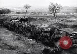 Standbild französische Soldaten gehen in Graben Ersten Weltkrieg Maurepas Yvelines Frankreich, 1917, aus Sekunde 37 historischem Filmmaterial Videoclip 65675027560