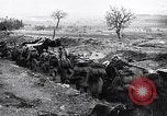 Standbild französische Soldaten gehen in Graben Ersten Weltkrieg Maurepas Yvelines Frankreich, 1917, aus Sekunde 38 historischem Filmmaterial Videoclip 65675027560