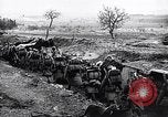 Standbild französische Soldaten gehen in Graben Ersten Weltkrieg Maurepas Yvelines Frankreich, 1917, aus Sekunde 39 historischem Filmmaterial Videoclip 65675027560
