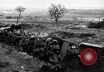 Standbild französische Soldaten gehen in Graben Ersten Weltkrieg Maurepas Yvelines Frankreich, 1917, aus Sekunde 41 historischem Filmmaterial Videoclip 65675027560