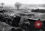 Standbild französische Soldaten gehen in Graben Ersten Weltkrieg Maurepas Yvelines Frankreich, 1917, aus Sekunde 43 historischem Filmmaterial Videoclip 65675027560