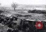 Standbild französische Soldaten gehen in Graben Ersten Weltkrieg Maurepas Yvelines Frankreich, 1917, aus Sekunde 44 historischem Filmmaterial Videoclip 65675027560
