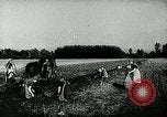 Standbild Deutsche Zivilangestellte im Zweiten Weltkrieg Deutschland, 1940, aus Sekunde 33 historischem Filmmaterial Videoclip 65675027585
