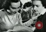 Standbild Deutsche Zivilangestellte im Zweiten Weltkrieg Deutschland, 1940, aus Sekunde 58 historischem Filmmaterial Videoclip 65675027585