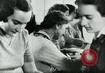 Standbild Deutsche Zivilangestellte im Zweiten Weltkrieg Deutschland, 1940, aus Sekunde 60 historischem Filmmaterial Videoclip 65675027585