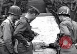 Standbild USA Offiziere Saint Lo Frankreich, 1944, aus Sekunde 52 historischem Filmmaterial Videoclip 65675027624