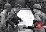 Standbild USA Offiziere Saint Lo Frankreich, 1944, aus Sekunde 53 historischem Filmmaterial Videoclip 65675027624