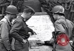 Standbild USA Offiziere Saint Lo Frankreich, 1944, aus Sekunde 54 historischem Filmmaterial Videoclip 65675027624