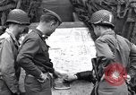 Standbild USA Offiziere Saint Lo Frankreich, 1944, aus Sekunde 55 historischem Filmmaterial Videoclip 65675027624