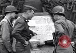Standbild USA Offiziere Saint Lo Frankreich, 1944, aus Sekunde 56 historischem Filmmaterial Videoclip 65675027624
