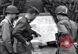 Standbild USA Offiziere Saint Lo Frankreich, 1944, aus Sekunde 57 historischem Filmmaterial Videoclip 65675027624