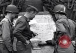 Standbild USA Offiziere Saint Lo Frankreich, 1944, aus Sekunde 58 historischem Filmmaterial Videoclip 65675027624